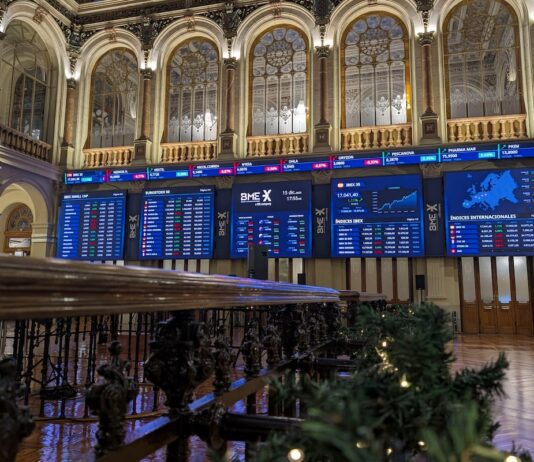 Brecha salarial en las empresas del Ibex 35: sus máximos directivos ganan 111 veces más que la plantilla | Economía