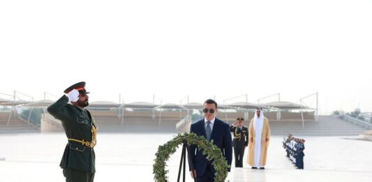 Presidente Daniel Noboa arranca visita oficial a Emiratos Árabes Unidos colocando una ofrenda floral | Política | Noticias