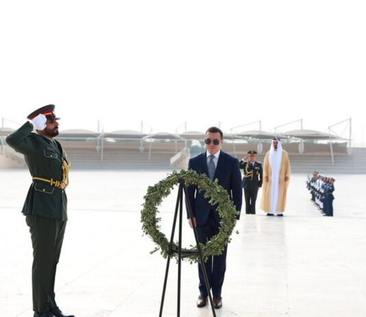 Presidente Daniel Noboa arranca visita oficial a Emiratos Árabes Unidos colocando una ofrenda floral | Política | Noticias