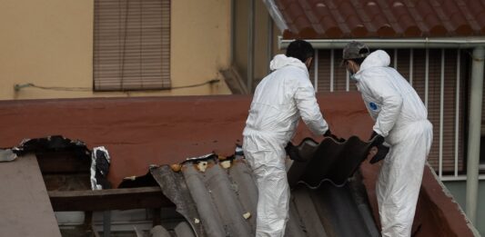 La Seguridad Social empieza a pagar indemnizaciones a las víctimas del amianto cuatro años después de lo previsto | Economía