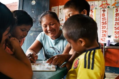 Una profesora de una escuela rural en Mitú, Vaupés (Colombia) atiende a sus alumnos.