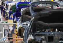 El sector servicios impulsa la actividad privada de la eurozona a su máximo en dos años y medio | Economía nacional e internacional