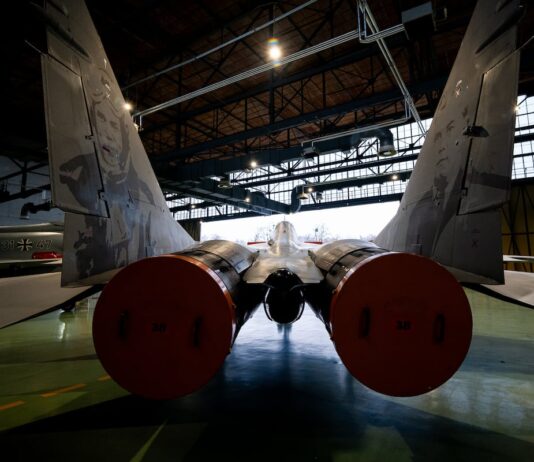 El futuro avión de combate europeo, en riesgo: Francia y Alemania pugnan por el liderazgo del proyecto en el que está Indra | Economía