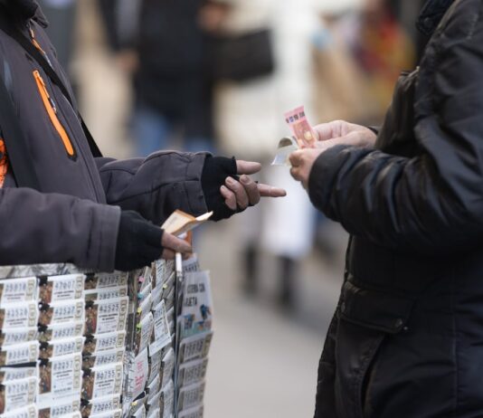 “Ganar la lotería no es la solución a todos los problemas”: ¿cómo gasto el dinero si me toca el Gordo? | Lotería de Navidad 2025