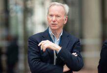 Eric Schmidt: “Europa no tiene una estrategia de IA. Si no invierte mucho, acabará usando modelos chinos” | Economía