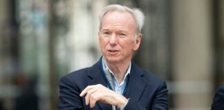 Eric Schmidt: “Europa no tiene una estrategia de IA. Si no invierte mucho, acabará usando modelos chinos” | Economía