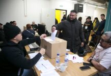 Los repartidores de Glovo se asoman al sindicalismo: “Es la primera vez que voto en España” | Economía