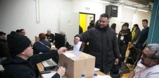 Los repartidores de Glovo se asoman al sindicalismo: “Es la primera vez que voto en España” | Economía