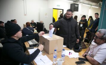 Los repartidores de Glovo se asoman al sindicalismo: “Es la primera vez que voto en España” | Economía