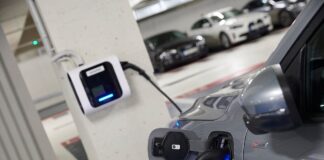 Los concesionarios advierten de un parón de pedidos por la incertidumbre en las ayudas del Gobierno al coche eléctrico | Empresas