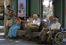 Más de la mitad de los mayores de 55 años apoyan económicamente a sus allegados, según un estudio de Mapfre | Economía