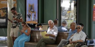 Más de la mitad de los mayores de 55 años apoyan económicamente a sus allegados, según un estudio de Mapfre | Economía