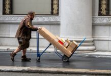 La economía de Estados Unidos crea empleo al nivel más bajo desde la pandemia | Economía