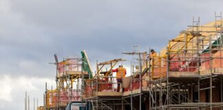 Starmer planta cara a los grandes propietarios y reforma un mecanismo “feudal” de compra de viviendas en el Reino Unido | Economía