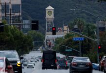 El Santander y el BBVA duplican los préstamos a Netflix y elevan su financiación a 3.800 millones de dólares para la batalla por Warner | Empresas