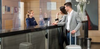 Interior negocia con hoteles y agencias de viajes para adaptar el nuevo registro de viajeros | Economía