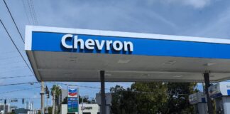 Trump insta a las petroleras a invertir 100.000 millones en Venezuela para controlar la industria | Internacional