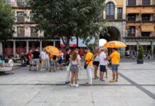 Guías turísticos: cuando la precariedad camina bajo un paraguas | Negocios