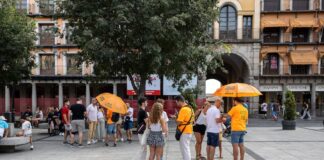 Guías turísticos: cuando la precariedad camina bajo un paraguas | Negocios