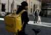 La justicia italiana interviene Glovo por explotar a los repartidores | Economía