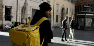La justicia italiana interviene Glovo por explotar a los repartidores | Economía