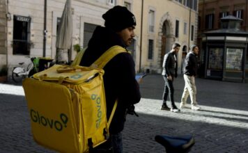 La justicia italiana interviene Glovo por explotar a los repartidores | Economía