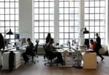 El 58% de las grandes empresas españolas ya utilizan la inteligencia artificial | Economía