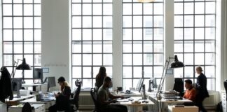 El 58% de las grandes empresas españolas ya utilizan la inteligencia artificial | Economía