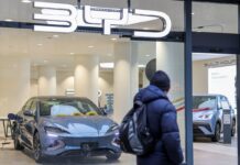 El sector del automóvil calcula que las nuevas ayudas al coche eléctrico se agotarán a mitad de año | Empresas