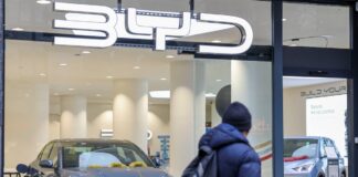 El sector del automóvil calcula que las nuevas ayudas al coche eléctrico se agotarán a mitad de año | Empresas