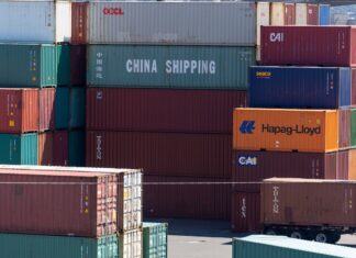 Estados Unidos reduce su déficit comercial un 1,2% por el tirón de las exportaciones de petróleo más caro por la guerra de Irán | Economía
