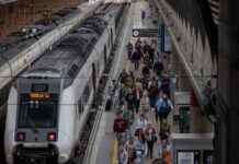 Los sindicatos ferroviarios mantienen la huelga tras fracasar las negociaciones | Economía