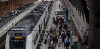 Los sindicatos ferroviarios mantienen la huelga tras fracasar las negociaciones | Economía