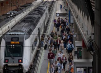 Los sindicatos ferroviarios mantienen la huelga tras fracasar las negociaciones | Economía