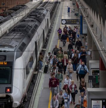 Los sindicatos ferroviarios mantienen la huelga tras fracasar las negociaciones | Economía