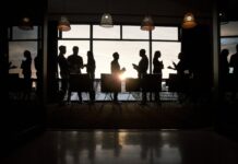 ¿Cuánto gana un abogado en España? En 2025 sus nóminas subieron con alegría | Negocios