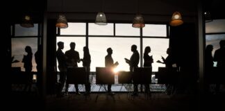 ¿Cuánto gana un abogado en España? En 2025 sus nóminas subieron con alegría | Negocios