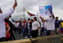 Marcha en rechazo a leyes urgentes avanza en Samborondón, donde sesiona la Asamblea Nacional | Política | Noticias