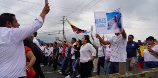 Marcha en rechazo a leyes urgentes avanza en Samborondón, donde sesiona la Asamblea Nacional | Política | Noticias