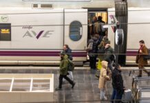 España encara años críticos para el ferrocarril entre obras y la urgencia de trenes nuevos | Economía