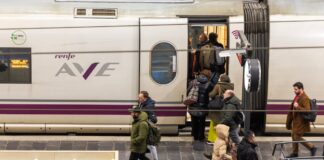 España encara años críticos para el ferrocarril entre obras y la urgencia de trenes nuevos | Economía