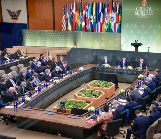 Ecuador suscribe acuerdo con EE. UU. y otros países para el aseguramiento del suministro en la minería | Política | Noticias