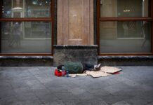 La población en riesgo de pobreza cae a mínimos desde 2008, pero aún hay cuatro millones de personas con carencias severas | Economía