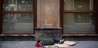 La población en riesgo de pobreza cae a mínimos desde 2008, pero aún hay cuatro millones de personas con carencias severas | Economía