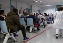 Sanidad saturada, plantillas envejecidas y jóvenes desmotivados: la tormenta perfecta que dispara las bajas por enfermedad | Economía