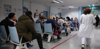 Sanidad saturada, plantillas envejecidas y jóvenes desmotivados: la tormenta perfecta que dispara las bajas por enfermedad | Economía