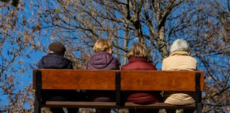 Los mayores de 55 años concentran casi siete de cada 10 euros del ahorro anual del país | Economía
