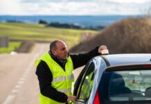 Bruselas enfatiza en el Parlamento Europeo que la baliza V-16 se ajusta a la legislación de la UE | Economía