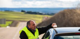 Bruselas enfatiza en el Parlamento Europeo que la baliza V-16 se ajusta a la legislación de la UE | Economía