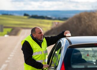 Bruselas enfatiza en el Parlamento Europeo que la baliza V-16 se ajusta a la legislación de la UE | Economía
